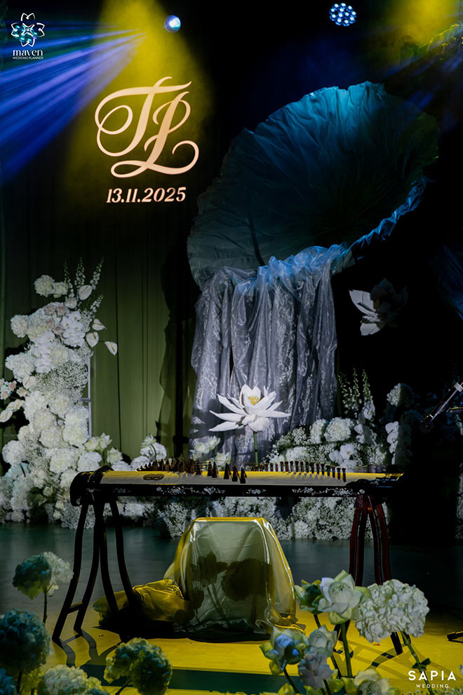 Tre va hoa sen hoa quyen tao nen ban sac Viet trong tiec cuoi cua Huong Lien. Anh: Maven Wedding Planner