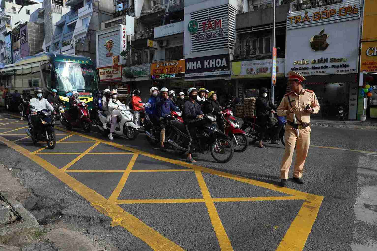 Canh sat Giao thong huong dan nguoi dan lam quen voi he thong vach mat vong vua trien khai. Anh: Phuc Khanh