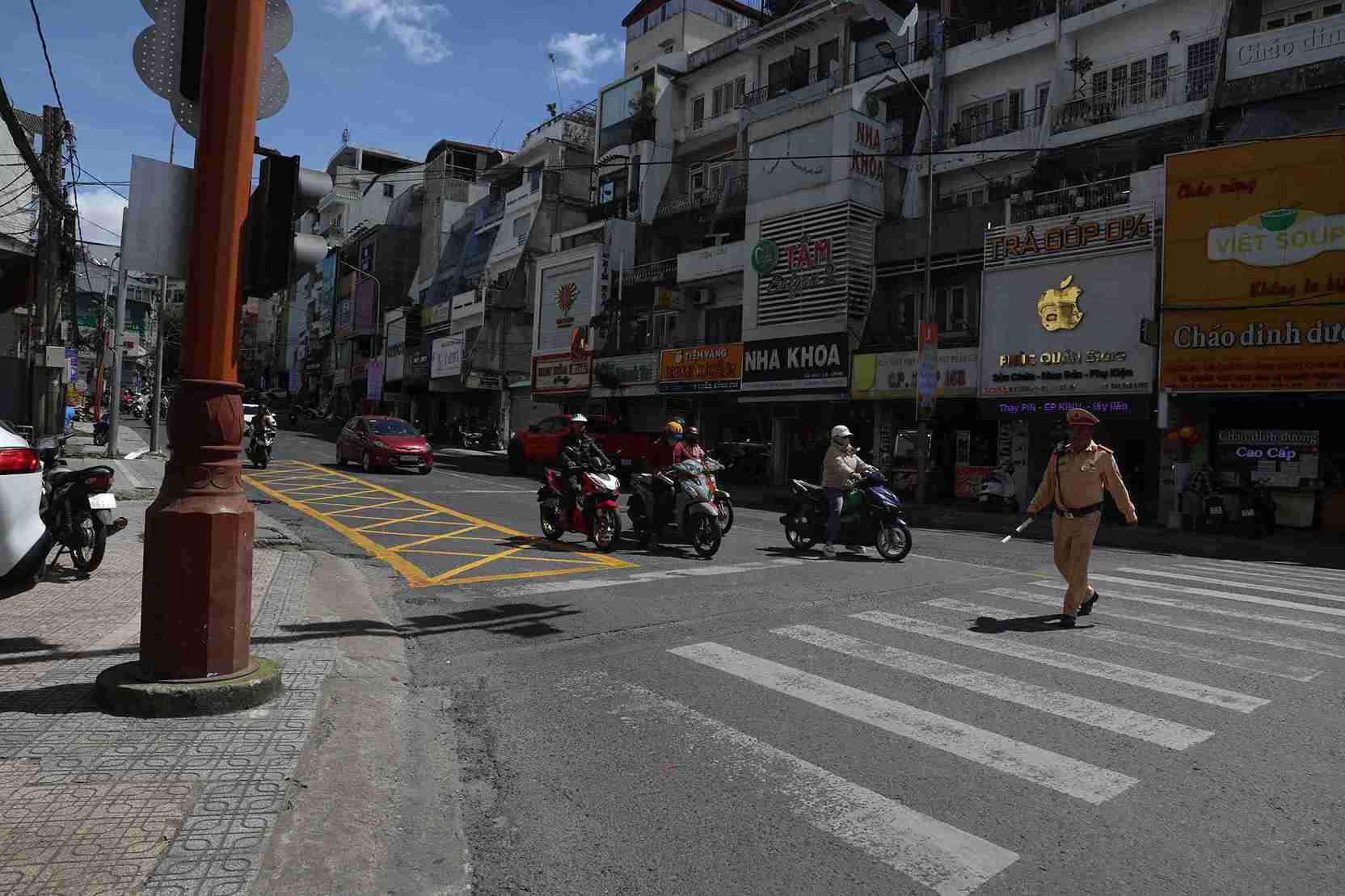 Lam Dong 지방은 달랏의 교통 체증을 줄이기 위해 해먹 눈을 그리는 것을 시행합니다. 사진: Phuc Khanh