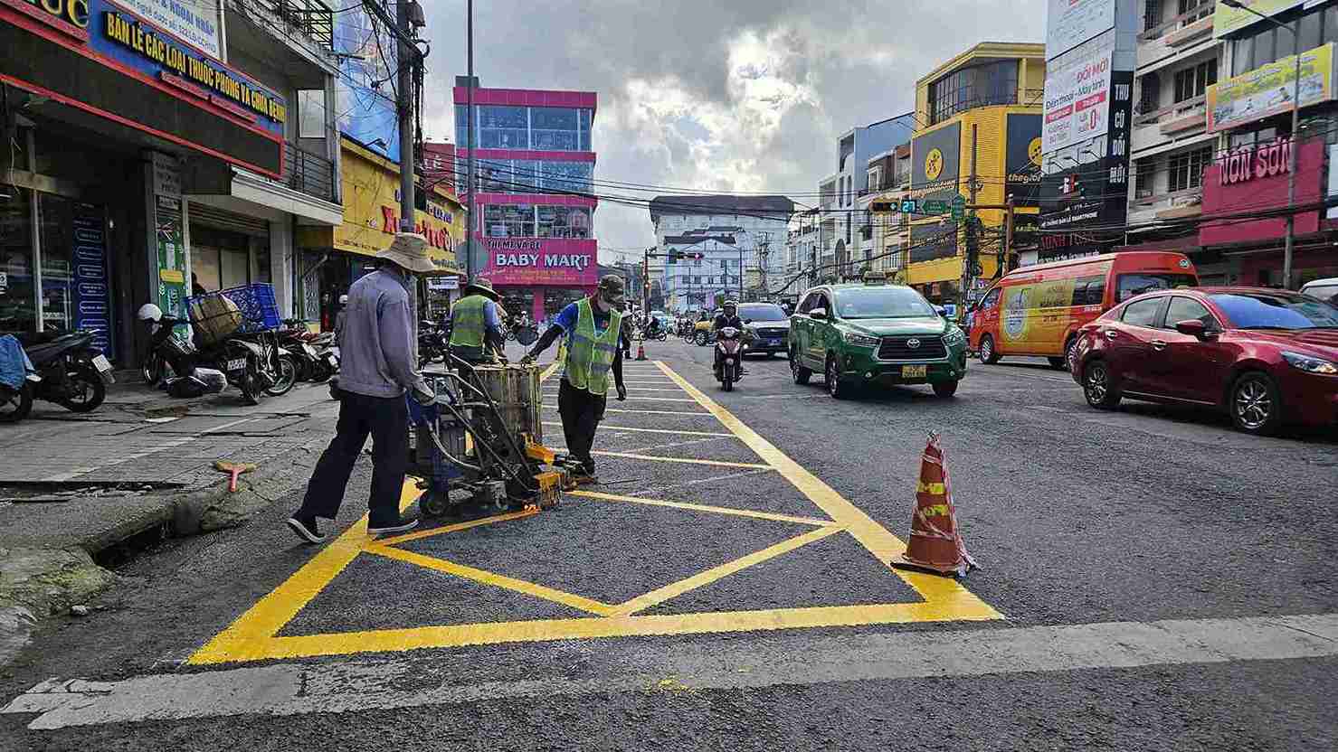 Cong nhan ke vach mat vong tai cac tuyen duong khu vuc phuong Xuan Huong - Da Lat. Anh: Phuc Khanh