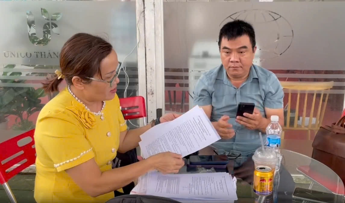 Anh Le Dong di lam ho so mua nha o xa hoi. Anh: Dinh Trong