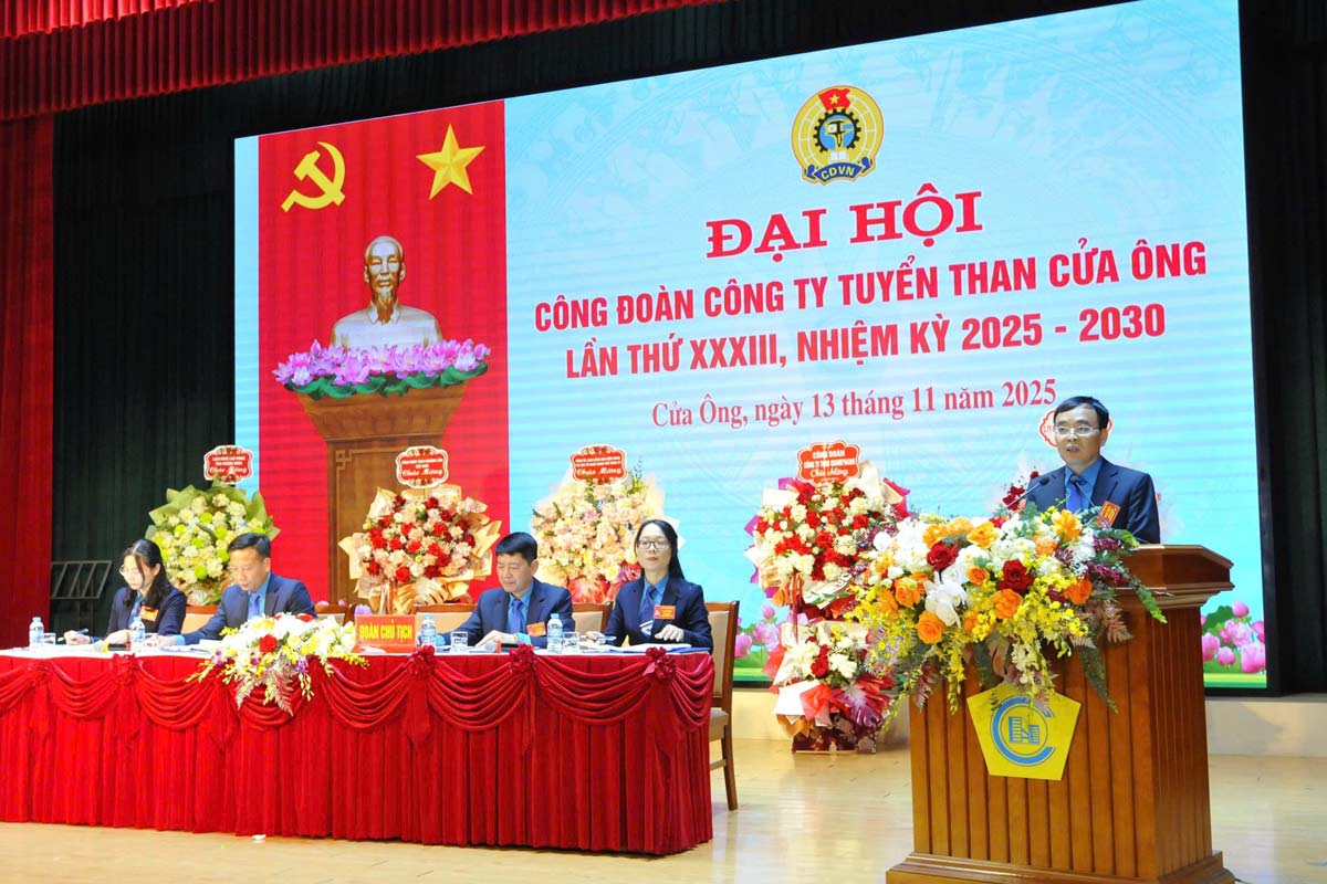 Mr. Do Van Tang - Chairman of the Trade Union of Cua Ong Coal Selection Company - delivered the opening speech at the congress. Photo: Doan Hung