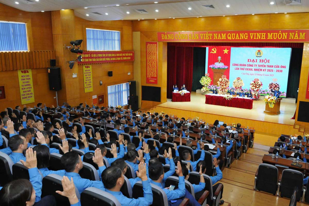 Cac dai bieu bieu quyet thong qua Nghi quyet Dai hoi. Anh: Ngoc Nhung