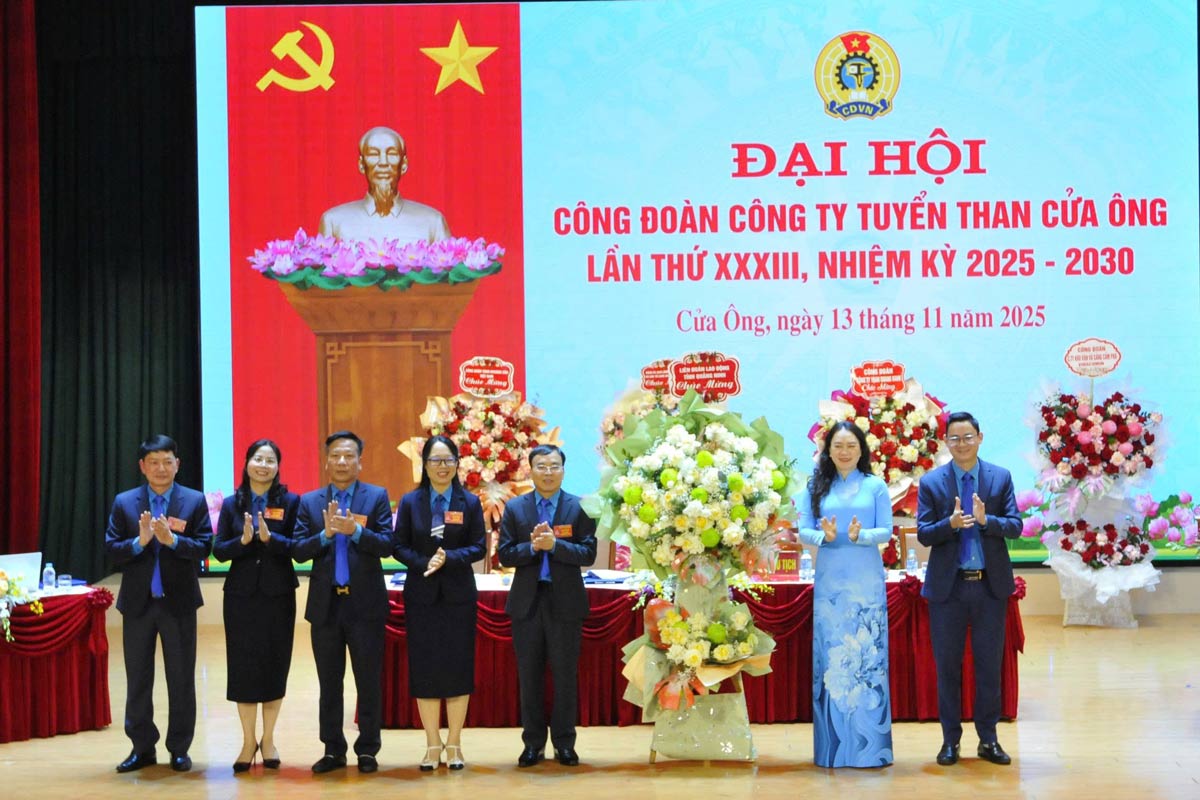 Lanh dao LDLD tinh Quang Ninh tang hoa chuc mung Dai hoi. Anh: Ngoc Nhung