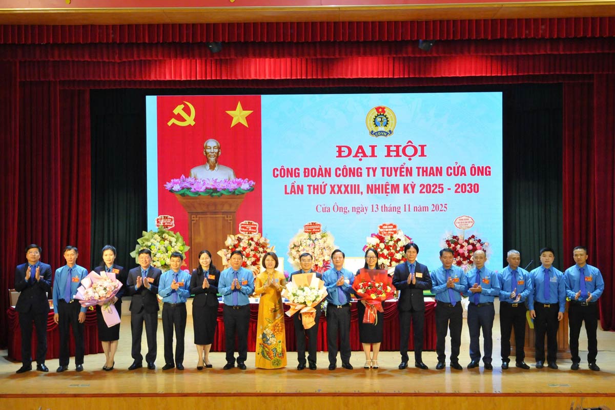 Lanh dao Cong doan Than - Khoang san Viet Nam va Bi thu Dang uy, Giam doc Cong ty Tuyen than Cua Ong tang hoa chuc mung Ban chap hanh Cong doan khoa moi. Anh: Ngoc Nhung