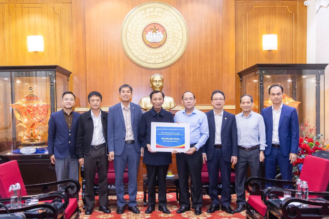 El martir Dai Thanh gia Le Duc Thinh y sus colegas entregan el dinero de apoyo al Comite Central del Frente de la Patria de Vietnam. Foto: Quang Vinh.