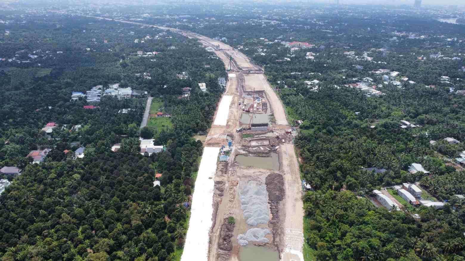 Doan Vanh dai 3 gan 10 km ket noi vao cau Binh Goi cung dang duoc day nhanh tien do thi cong. Anh: Dinh Trong