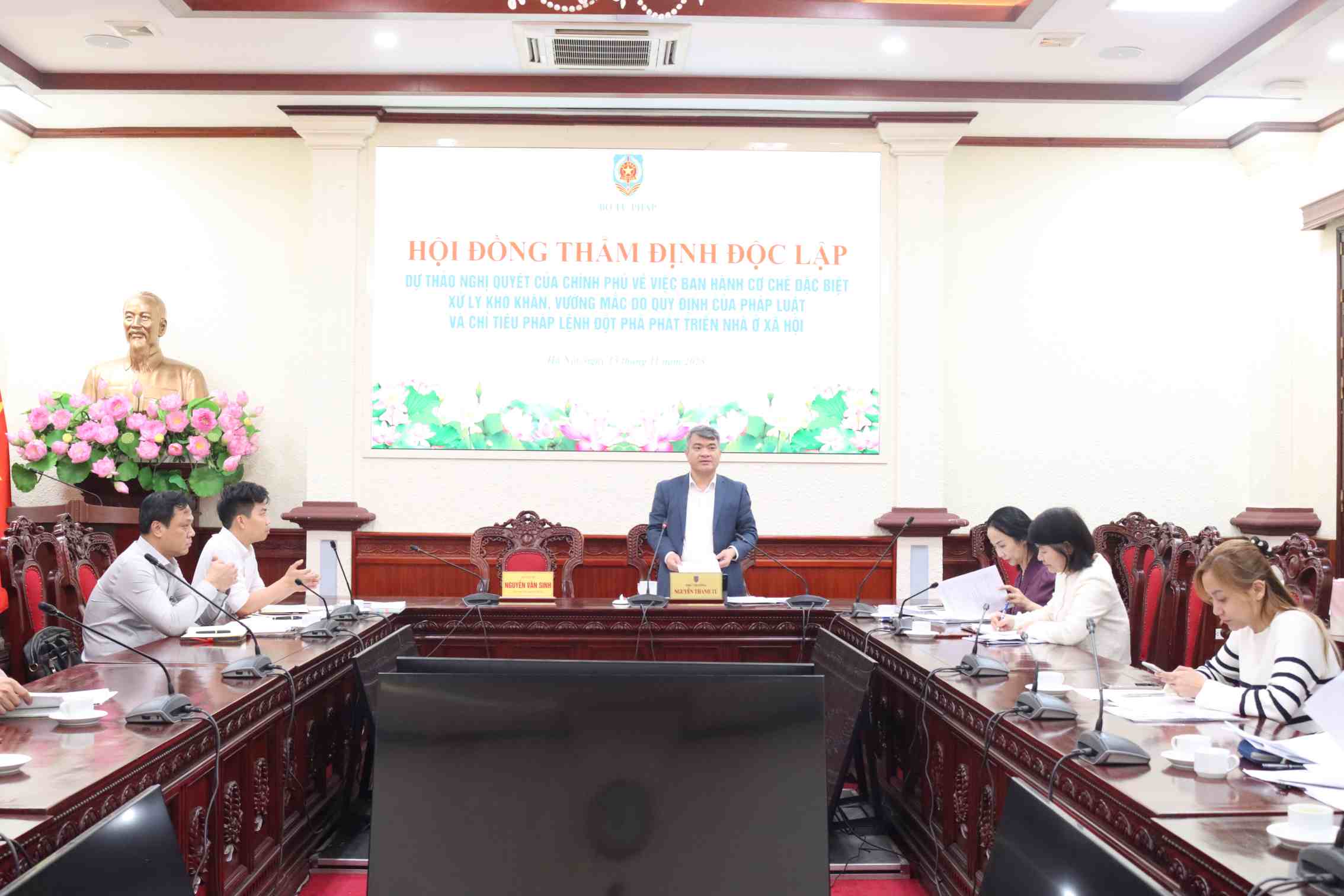 Hội đồng thẩm định dự thảo Nghị quyết của Chính phủ về việc ban hành cơ chế đặc biệt xử lý khó khăn, vướng mắc do quy định của pháp luật và chỉ tiêu pháp lệnh đột phá phát triển nhà ở xã hội. Ảnh: Bộ Tư pháp