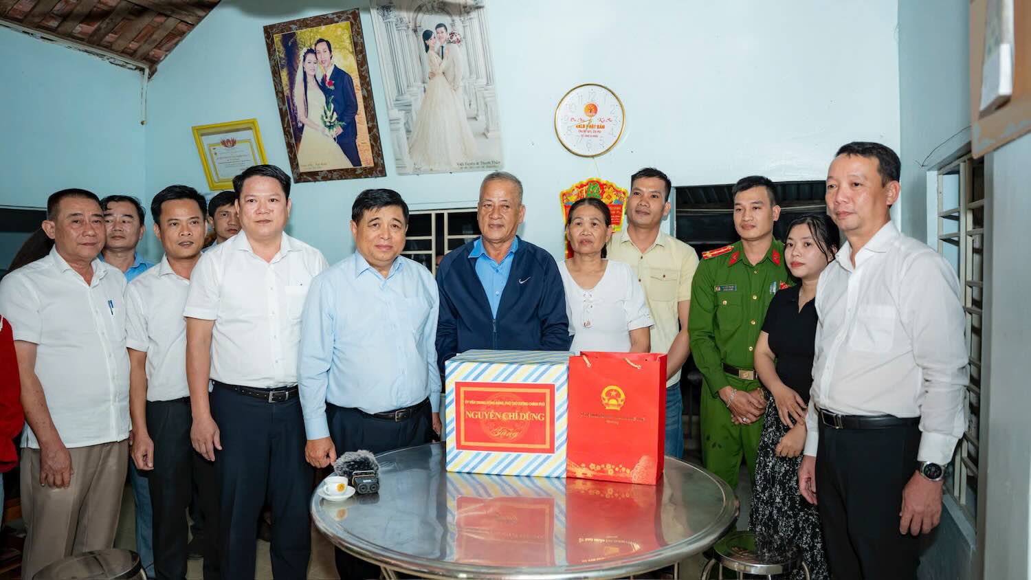 グエン・チ・ズン副首相は洪水の被害を受けた人々を激励した。写真：ル・ホアン.