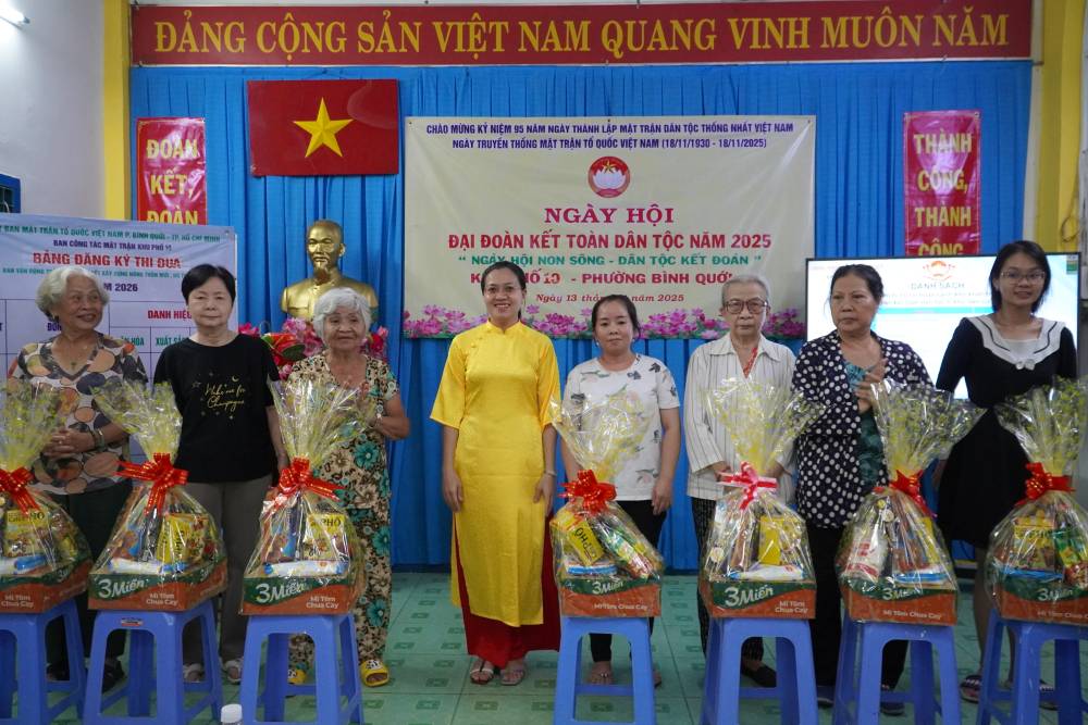 Animado Dia de la Gran Unidad Nacional en el barrio de Binh Quoi. Foto: Thai Bao.