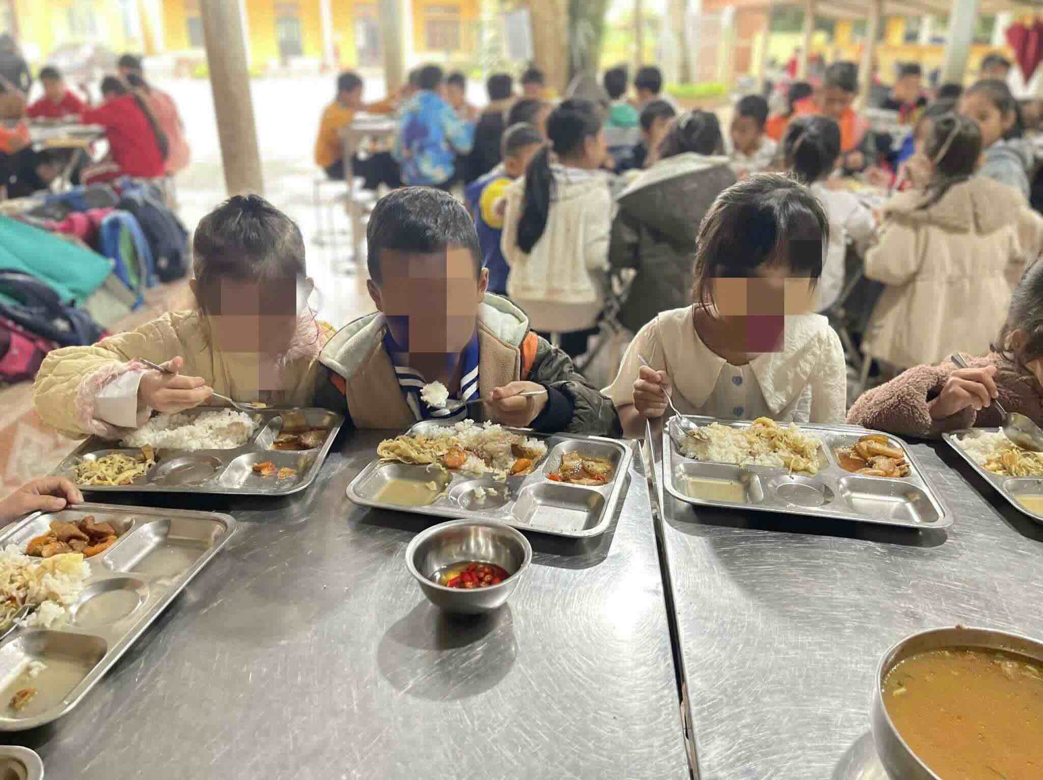 A boarding meal for students in mountainous areas in Quang Tri. Photo: Thanh Hai