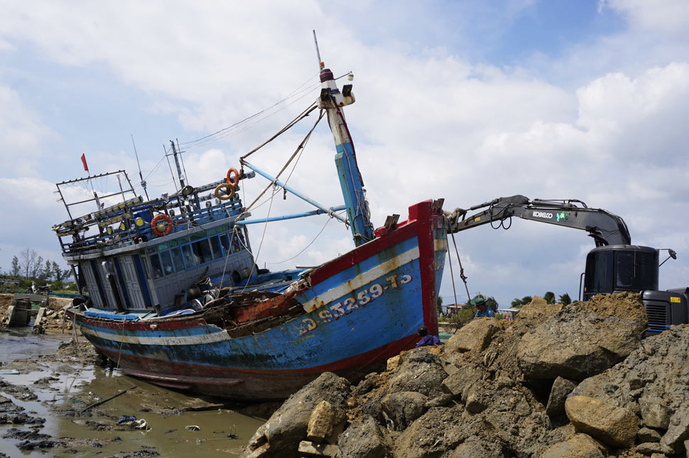 Ngu dan thue may muc de giai cuu tau mac can. Anh: Hoai Phuong