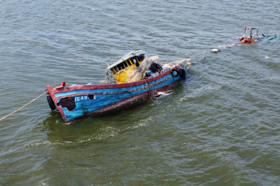 “Ke sinh nhai” cua nhu dan bi nhan chim trong bien nuoc. Anh: Hoai Phuong