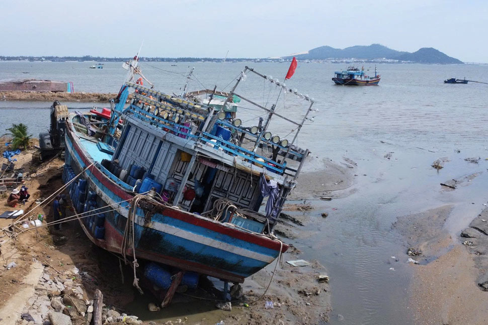 Gia Lai fishing boats ran aground and were severely damaged after the storm. Photo: Hoai Phuong