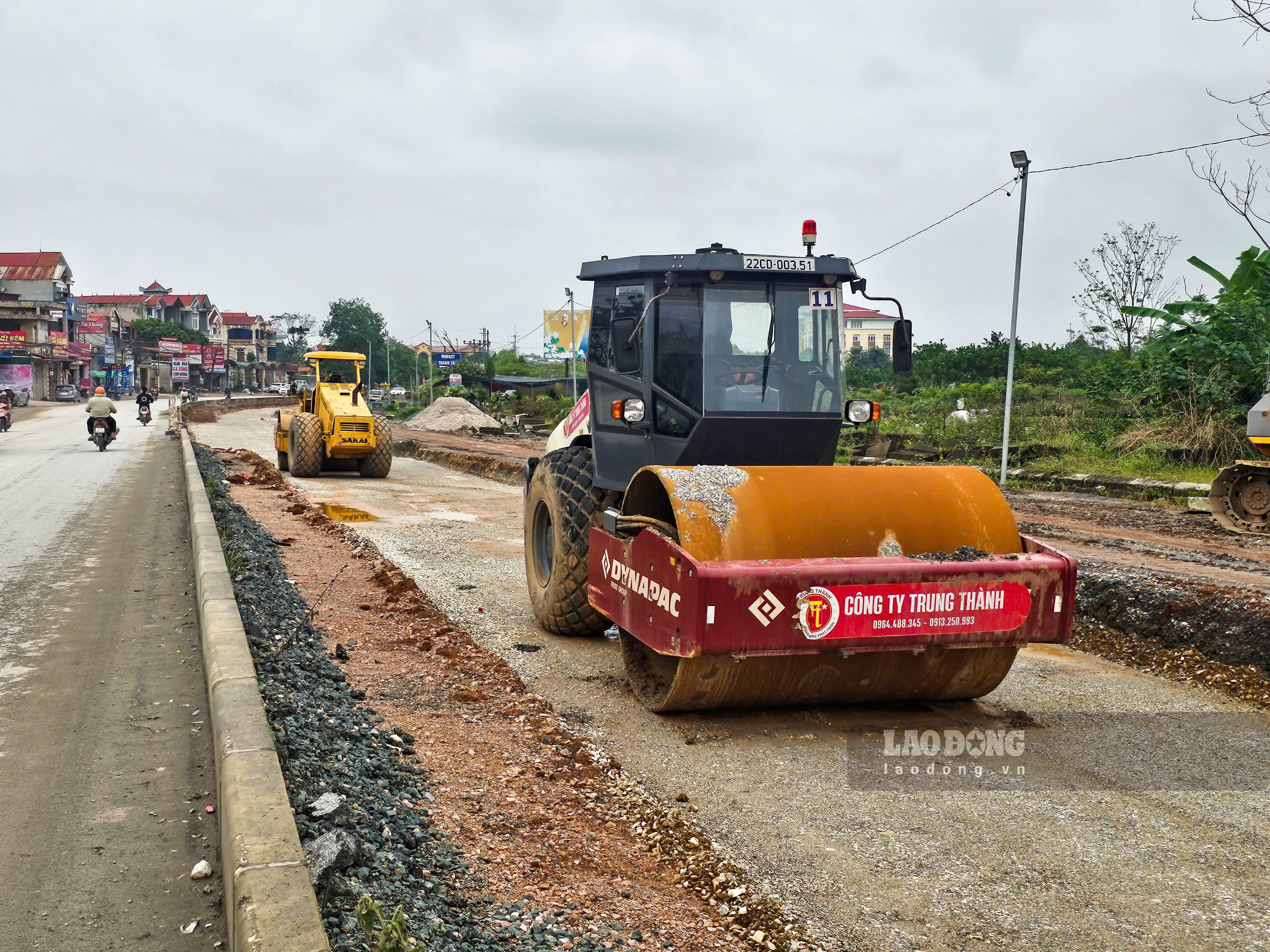 Du an mo rong Quoc lo 32 giai doan 1 doan qua xa Quang Oai, Ha Noi. Anh: Song Huu 