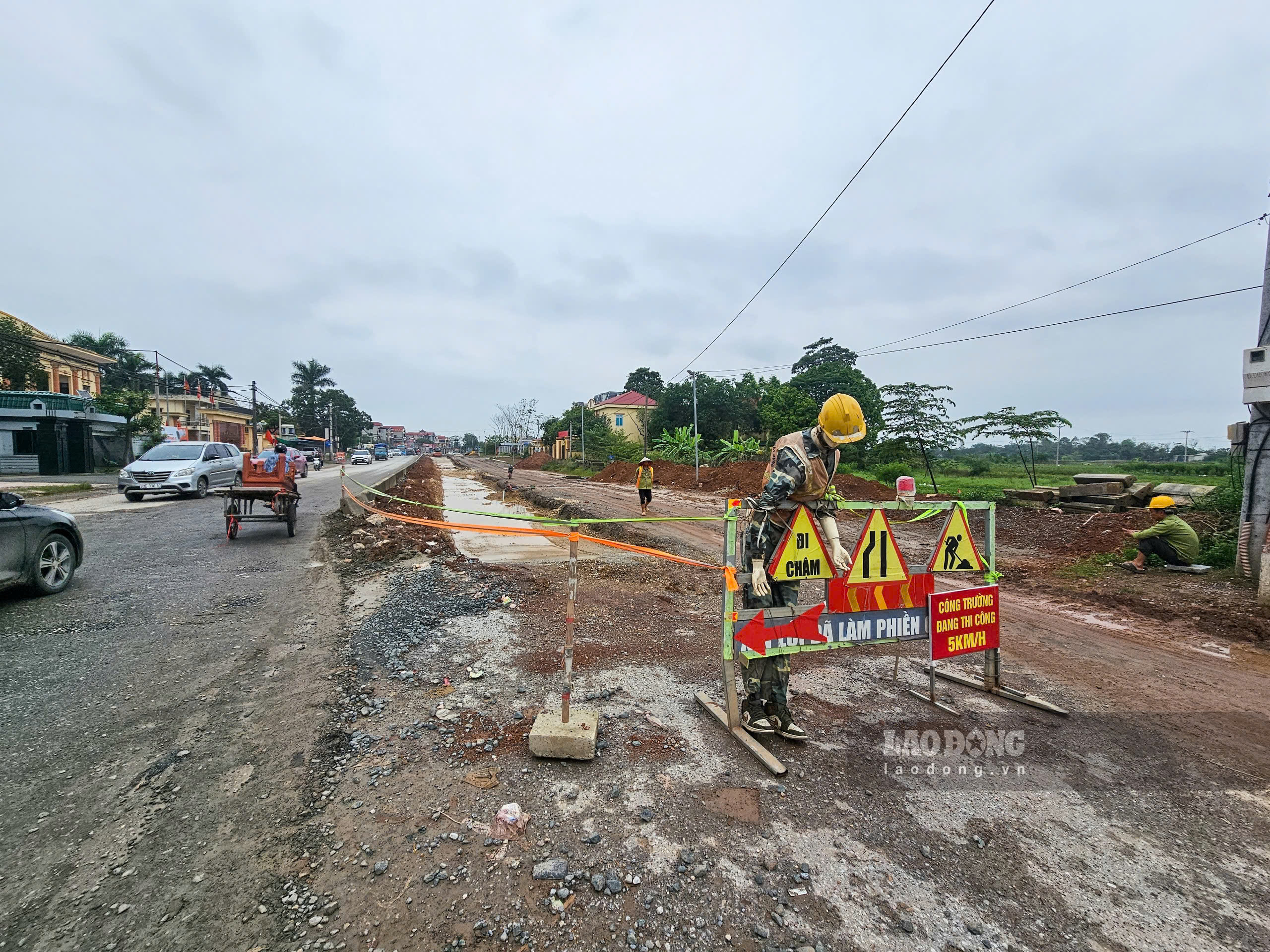 Du an mo rong Quoc lo 32 giai doan 1 doan qua xa Quang Oai, Ha Noi. Anh: Song Huu 