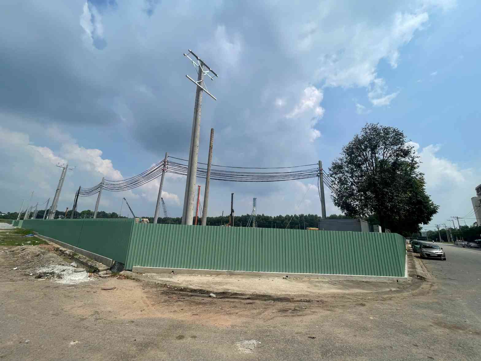 Xung quanh du an da duoc dung tuong rao. Anh: Dinh Trong