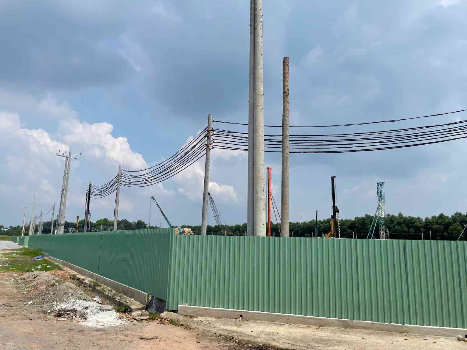 Duong dien phuc du an dang duoc dau noi. Anh: Dinh Trong