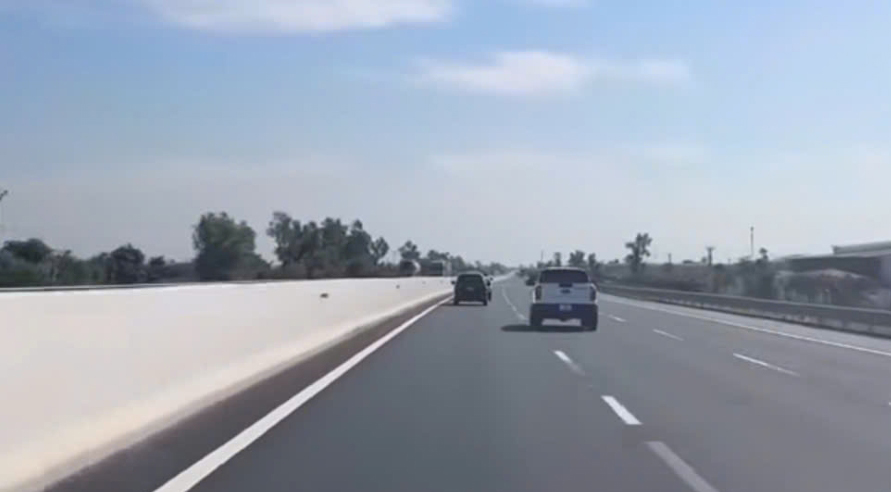 Xử phạt xe bán tải vi phạm giao thông trên cao tốc Hà Nội - Hải Phòng. Ảnh: Cục Cảnh sát giao thông