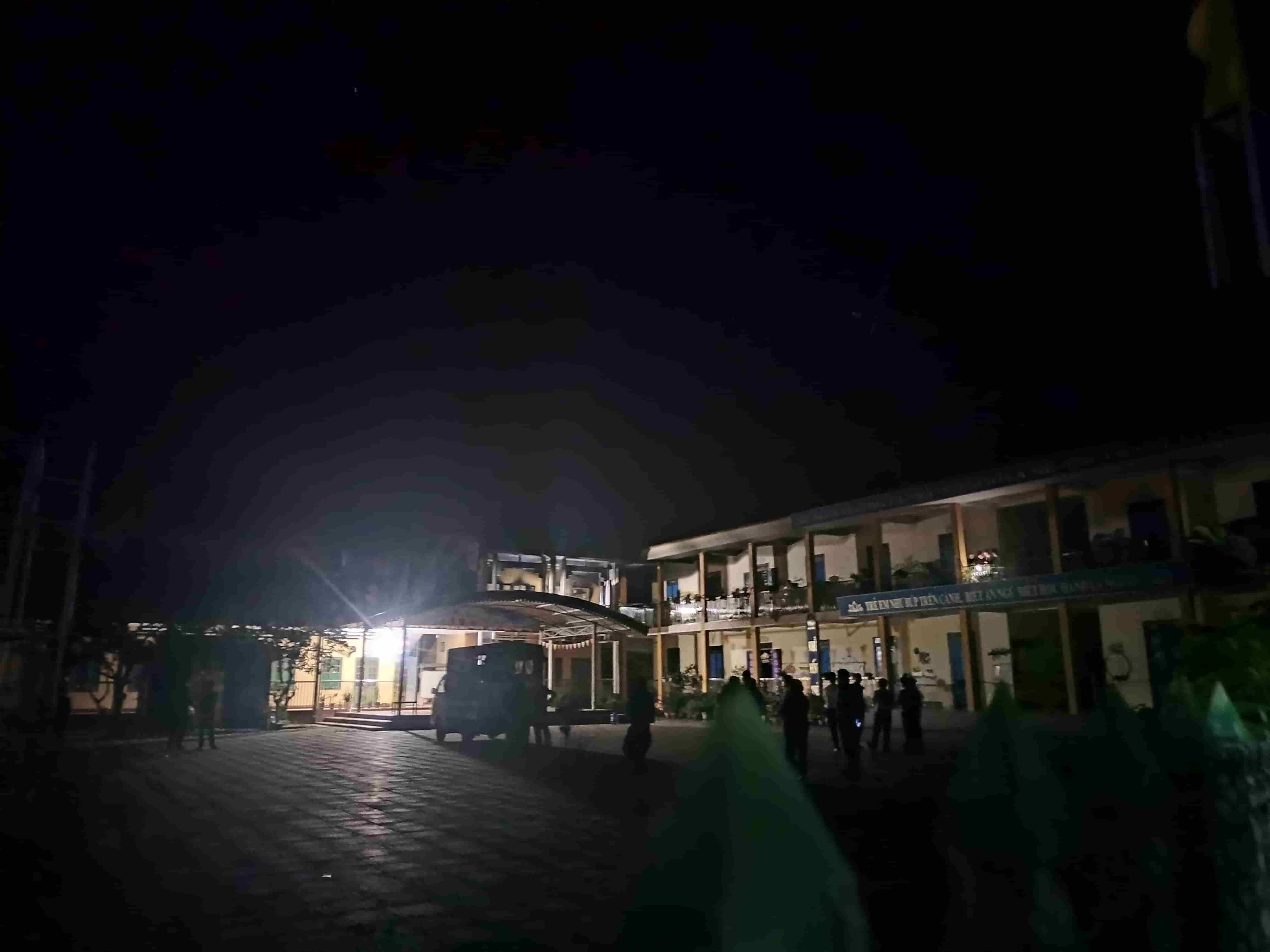 Co quan Cong an phong toa hien truong, dieu tra nguyen nhan vu chay. Anh: Van Duc