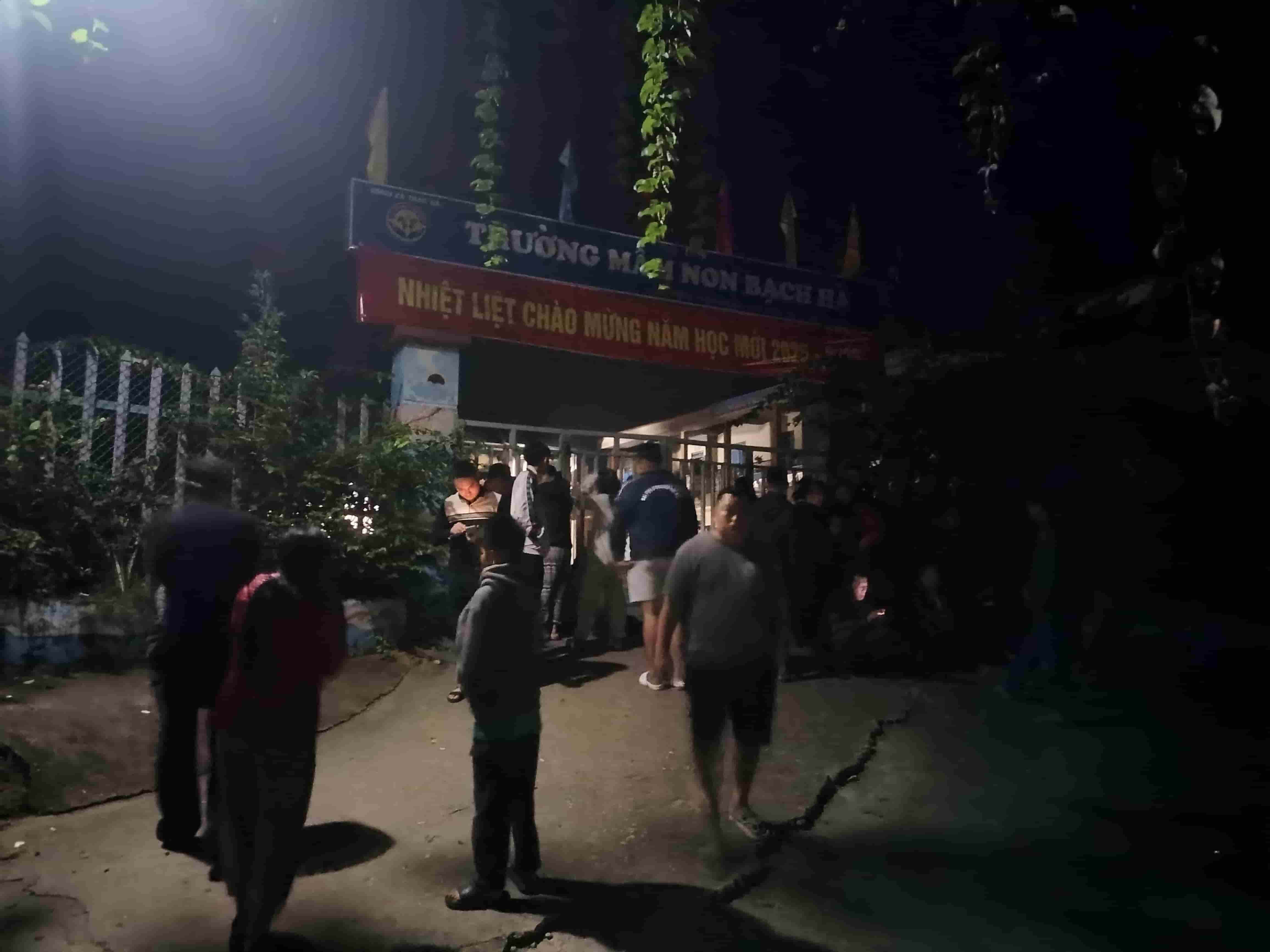 A large number of people and authorities gathered in the area where the fire occurred, suspecting one person died. Photo: Van Duc.