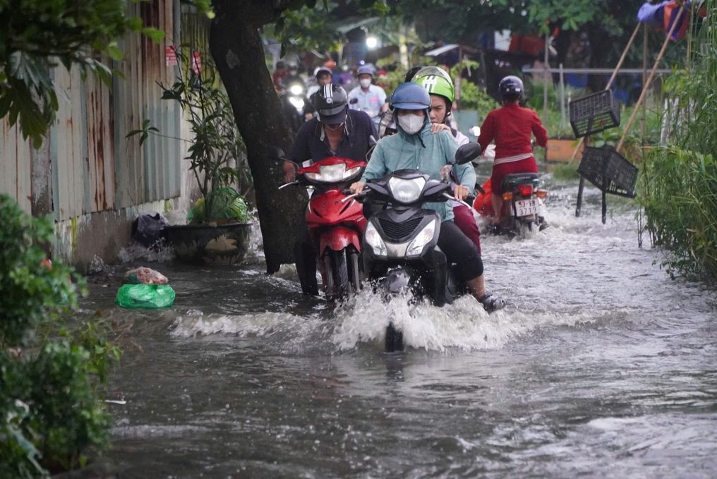 Forecast of widespread thunderstorms in the South. Previously, high tides caused many roads and areas to be flooded on the afternoon of November 7. Photo: Nguyen Chan