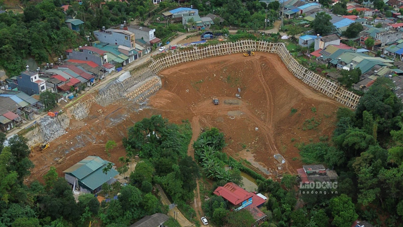 道路23.9号線（ラオカイ省カムズオン区）の地滑りを防ぐための堤防。写真: ディン・ダイ