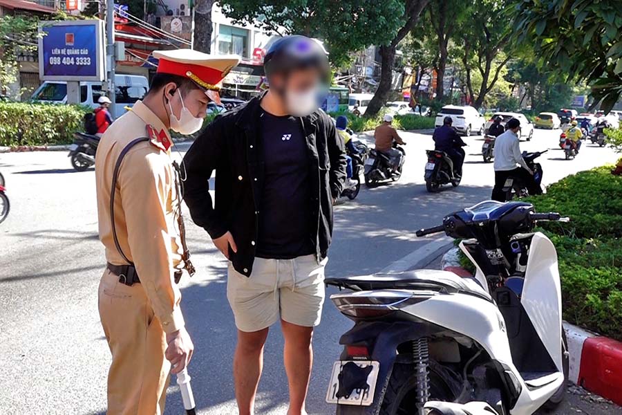 마스크로 입을 가리는 것은 의식이고 번호판을 가리는 것은 법률 위반입니다