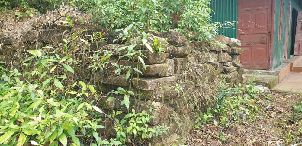 Nhung phien da co duoc pha do tu Am Duoc co, chat dong ngay canh lan cong nhan bi bo hoang giua rung Yen Tu. Anh: Nguyen Hung