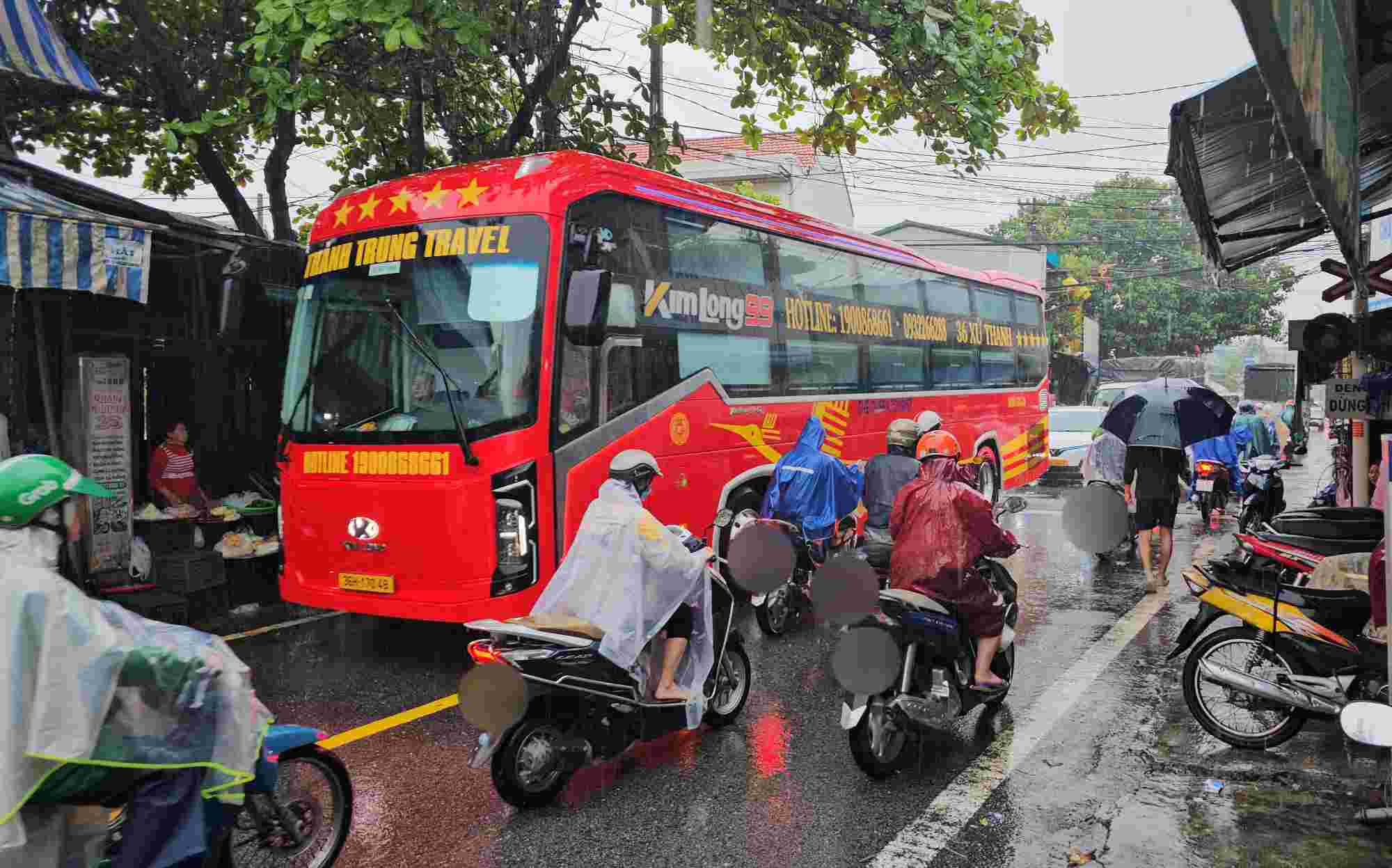 Passenger buses run in violation of regulations, causing traffic chaos on the route in the center of Hue City. Photo: PV
