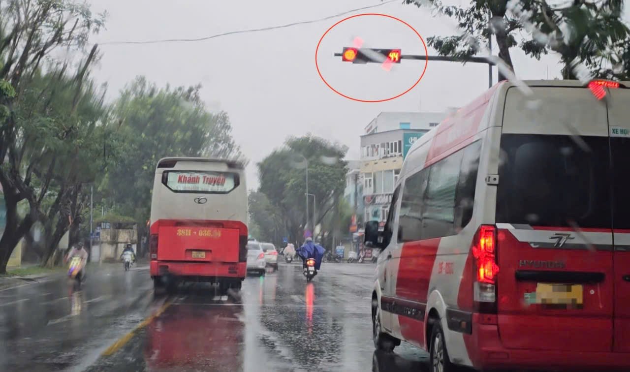 Chiec xe 38H-036.34 cua nha xe Khanh Truyen vuot den vang tren duong Nguyen Hue khien nguoi di duong thot tim. Anh: PV