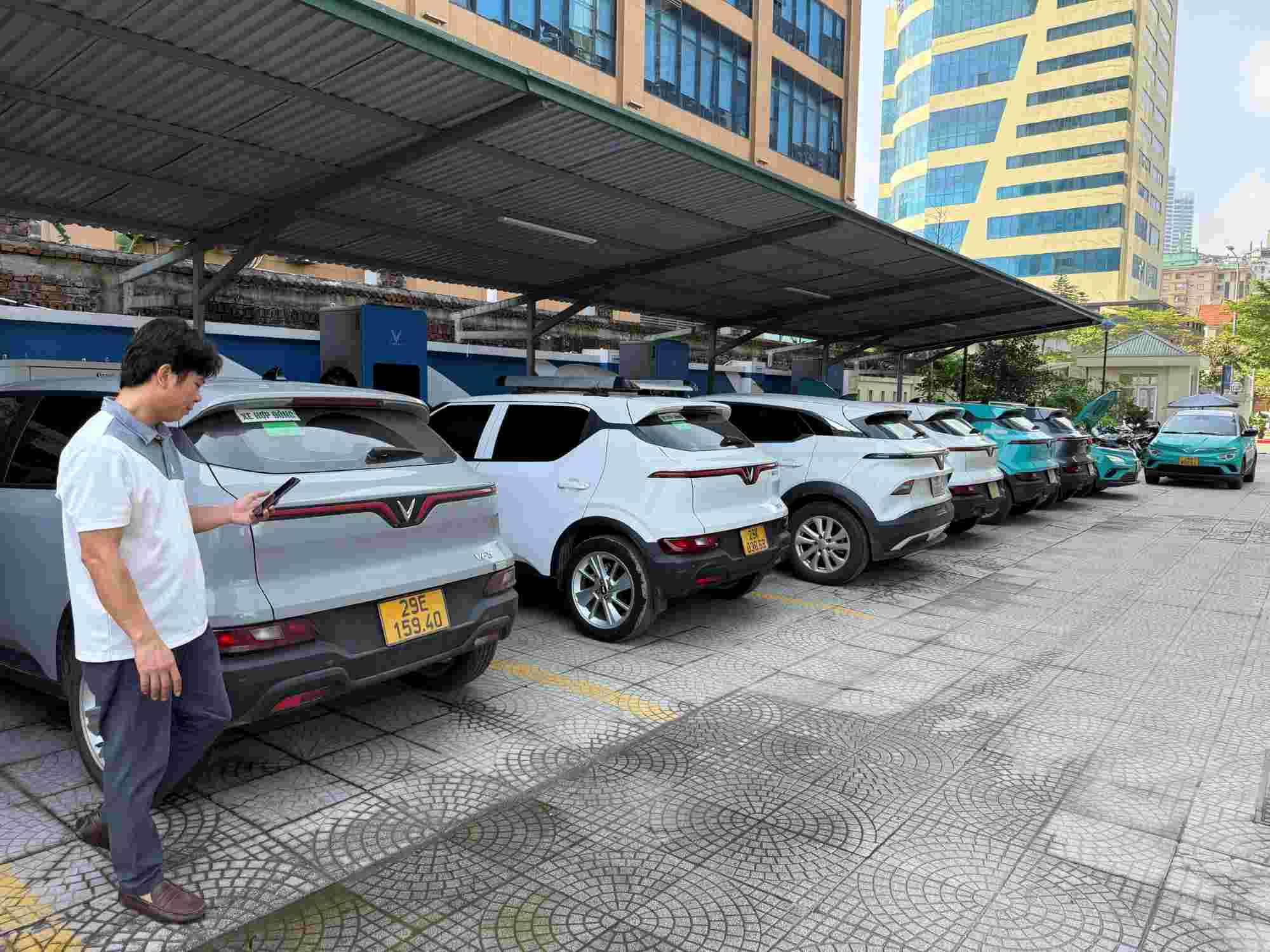 The demand for charging stations of the people is increasing. Photo: Binh An