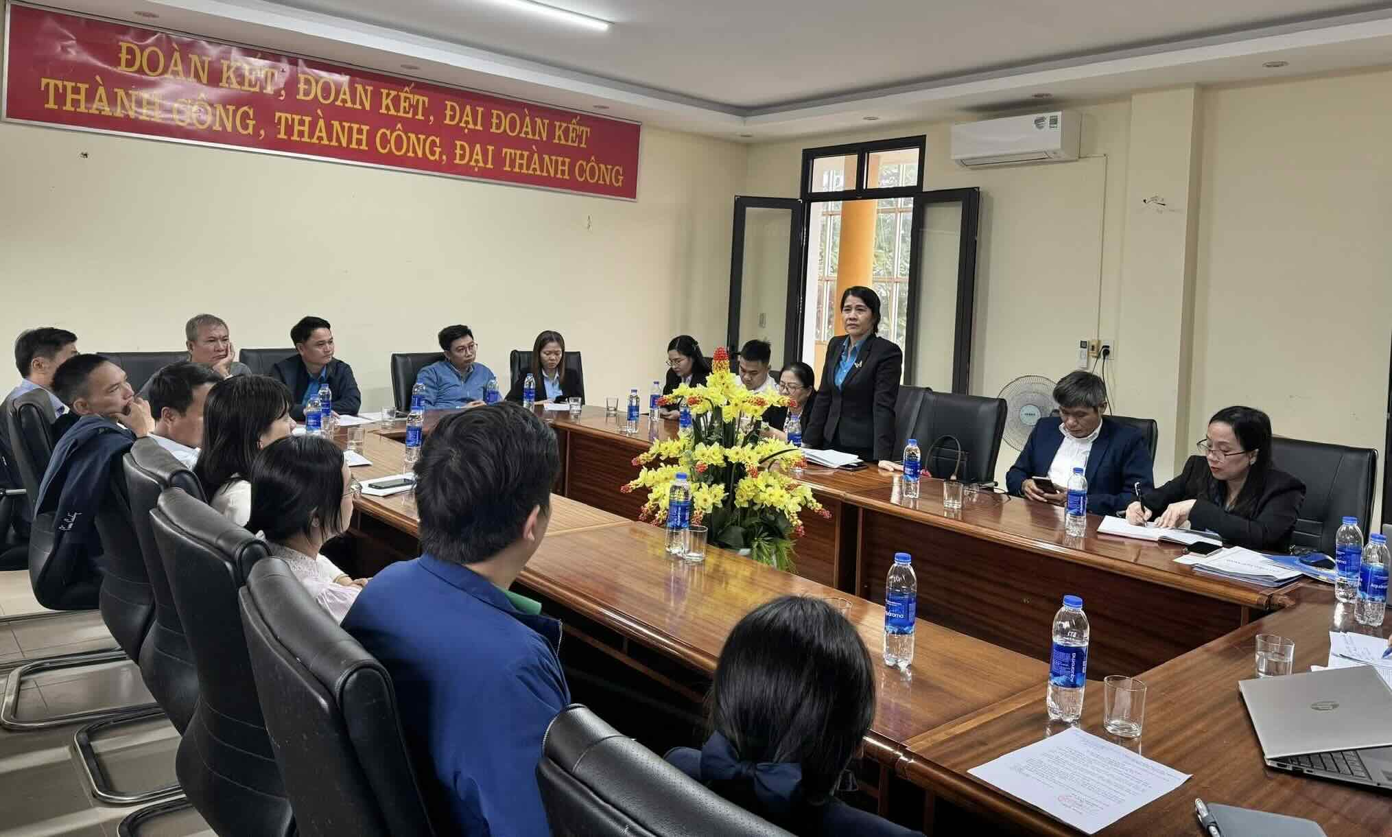 Meeting of the Board of Directors of affiliated grassroots trade unions in Le Thuy, Cam Hong, Truong Phu, and Le Ninh communes. Photo: Quang Tri Trade Union