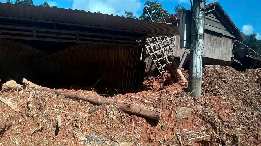 Duong vao xa Tra Leng (TP Da Nang) con nhieu diem sat lo, co nhung doan dat da tran thang vao nha dan. Anh: Tran Thi