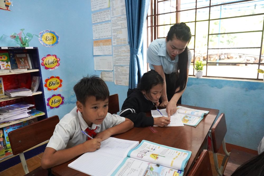 Den thoi diem hien tai van chua the don du 100% so hoc sinh do mot so tuyen duong trong khu vuc van bi sat lo nang. Anh: Tran Thi