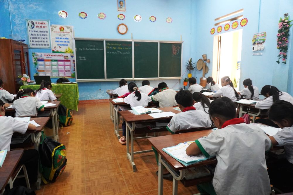 Thay va tro truong PTDTBT Tieu hoc Tra Leng 2 da quay tro lai truong hoc sau 3 tuan tam nghi do anh huong cua mua bao keo dai. Anh: Tran Thi