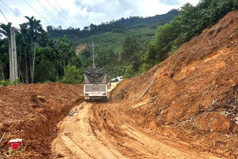 Nhieu doan tren tuyen Quoc lo 40B van co nhung diem sat lo con uot bun gay kho khan cho cac phuong tien khi di chuyen. Anh: Tran Thi