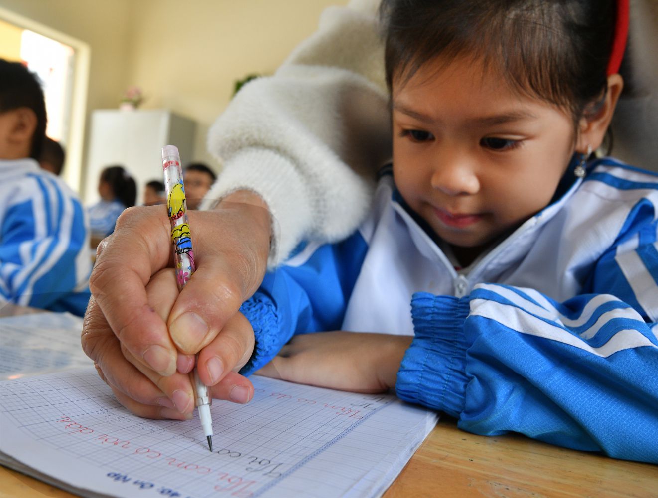 Training each letter (in the photo is Vu Mai Chi, a student of class 1A3). Photo: Viet Van