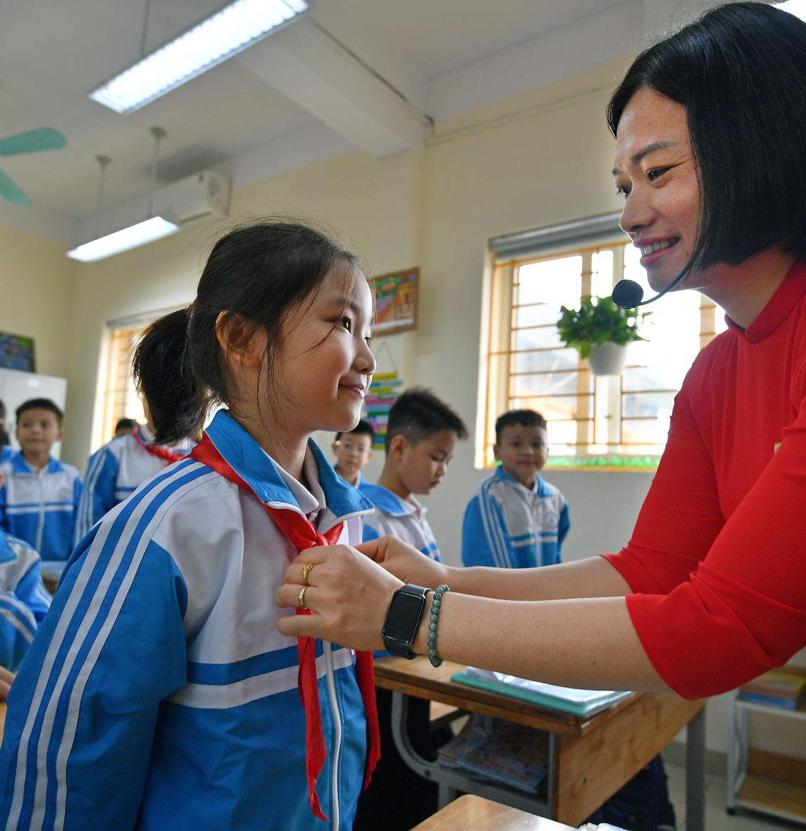 Co giao Dao Thuy Hang dang buoc lai khan quang do cho em Thao, hoc sinh lop 3A3. Anh: Viet Van