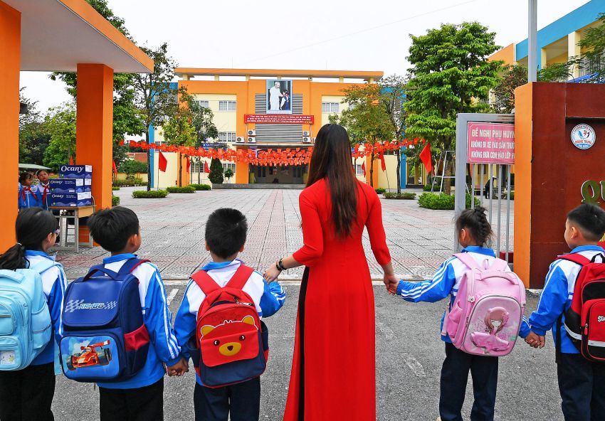 Dat cac em vao truong. Anh: Viet Van