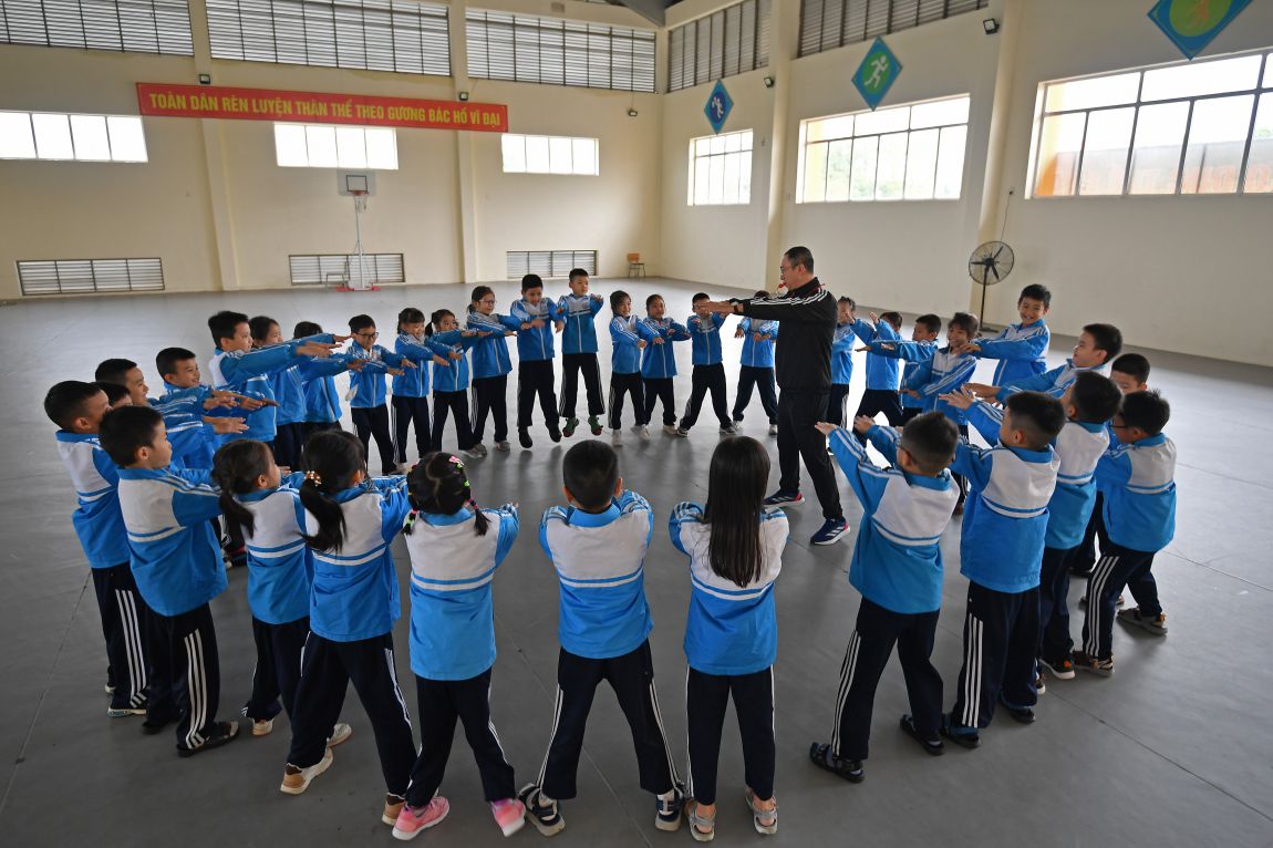 Thay Le Duc Thang, sinh nam 1991, GV day gioi cap huyen nam hoc 2023 - 2024 trong gio day giao duc the chat cho hoc sinh. Anh: Viet Van