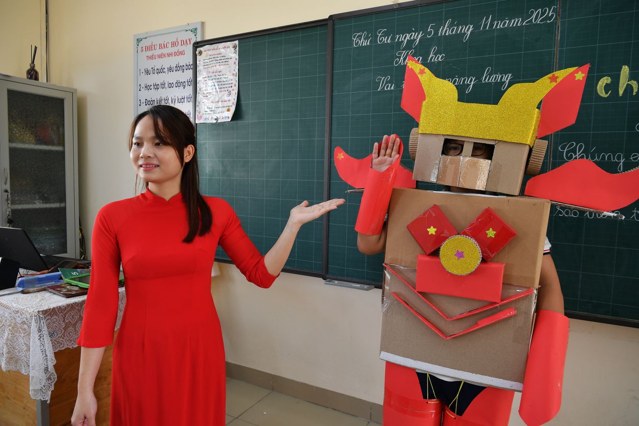 Co Nguyen Thi Ngoc Lien trong gio day mon Khoa hoc. Co la Bi thu Chi doan nha truong, Giao vien tai nang, duyen dang cap Thanh pho nam hoc 2020 - 2021, va duoc Bo Giao duc va Dao tao tang Bang khen nam hoc 2023 - 2024. Anh: Viet Van