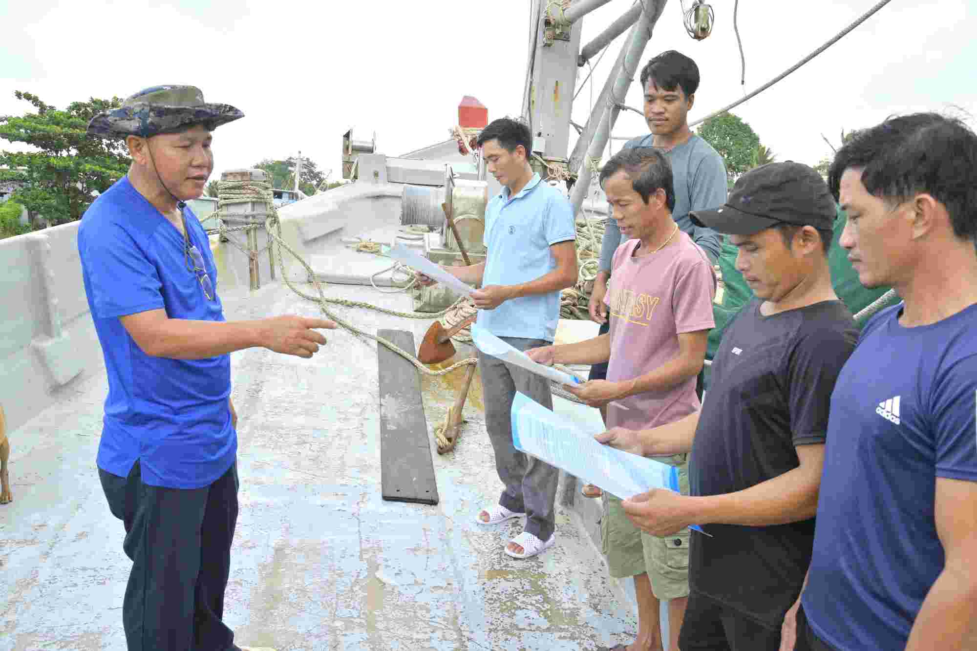 Mr. Bui Tan Luong called on fishermen to actively participate in combating IUU fishing. Photo: Tien Vinh