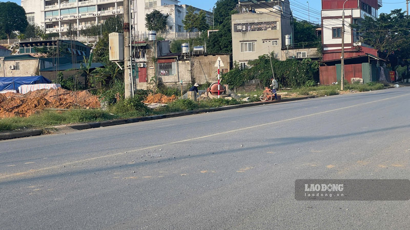 Nguoi dan xay dung nha cua sau khi duoc bo tri tai dinh cu. Anh: Dinh Dai