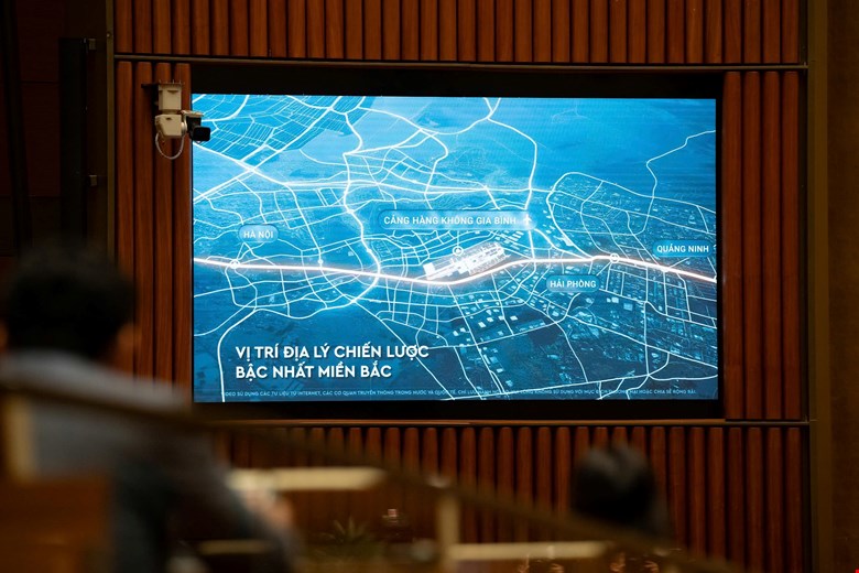 Quoc hoi xem video clip ve san bay Gia Binh. Anh: Quochoi.vn