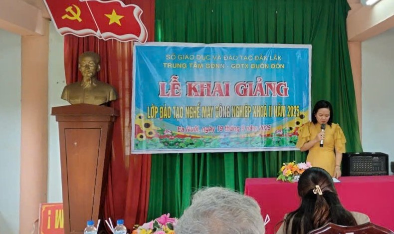 Mot lop day nghe cho lao dong nong thon duoc trien khai ngay o co so. Anh: Bao Trung