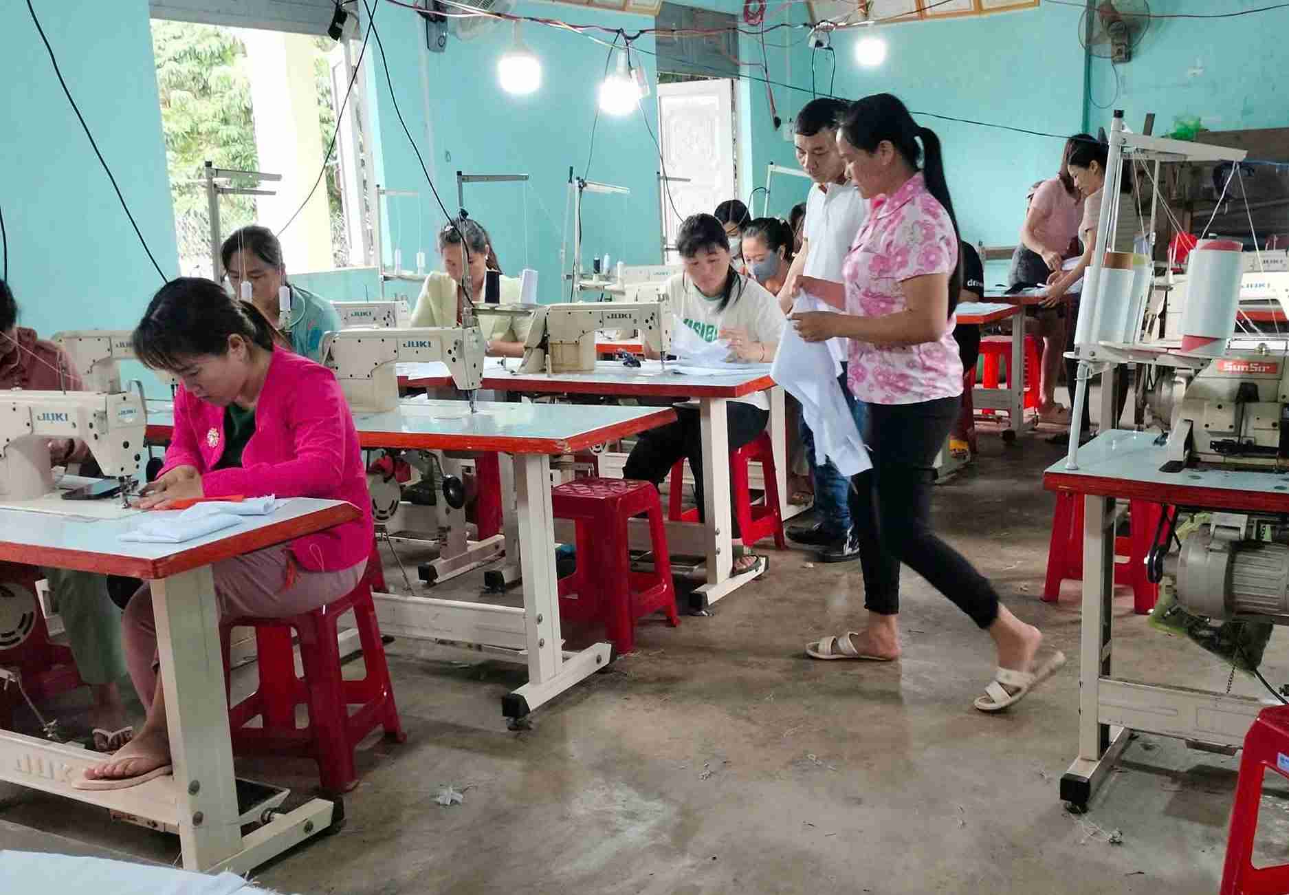 Los trabajadores rurales en Dak Lak reciben capacitacion y formacion en artes de la confeccion. Foto: Bao Trung