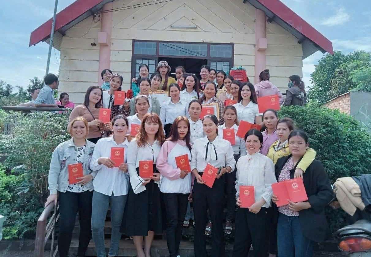 Niem vui mung cua mot so hoc vien sau khi ket thuc lop dao tao, nhan duoc chung chi. Anh: Bao Trung