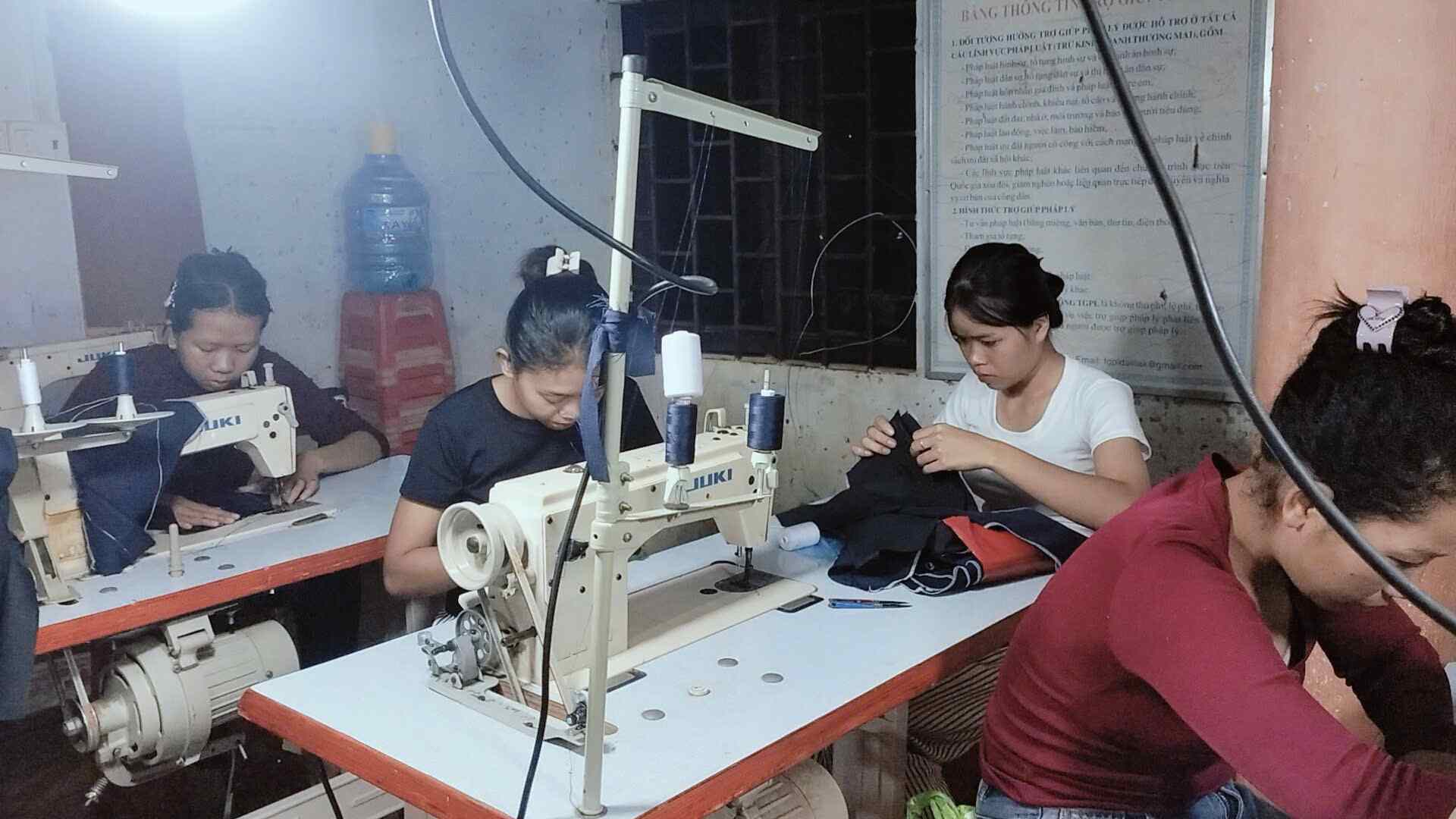 Cac hoc vien tranh thu hoc nghe vao ban dem. Anh: Bao Trung