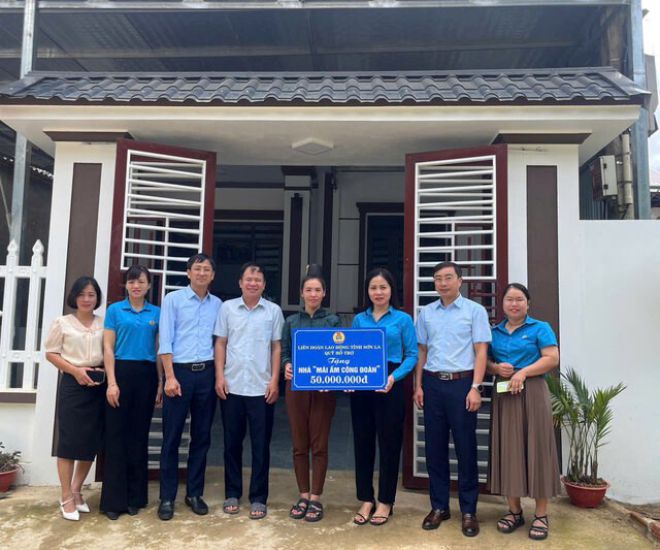 The Son La Provincial Federation of Labor organized the handover of 4 Union Shelters to union members with housing difficulties at the end of October. Photo: Son La Provincial Federation of Labor